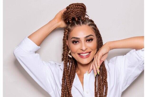 Juliana Paes aparece com cabelo trançado