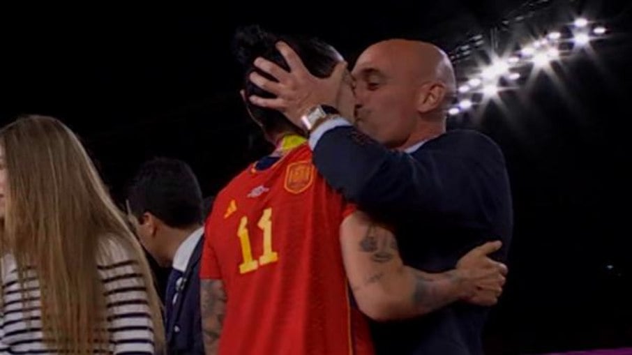 Rubiales beijou Hermoso durante premiação da Copa do Mundo Feminina