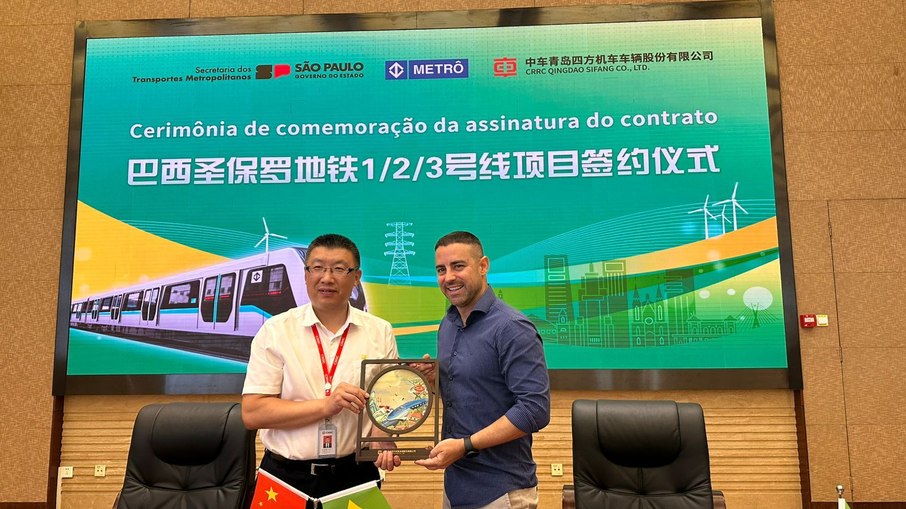 O presidente do Metrô, Julio Castiglioni, com um executivo da CRRC