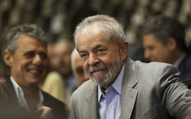 Ex-presidente Lula da Silva foi condenado por corrupção passiva e lavagem de dinheiro.