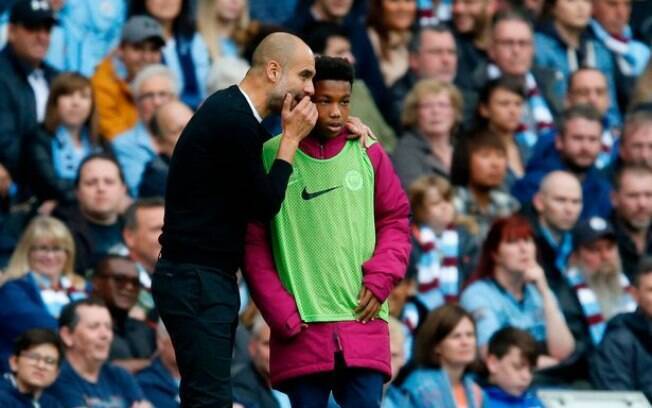 Pep Guardiola fala com gandula durante primeiro tempo de partida contra Crystal Palace