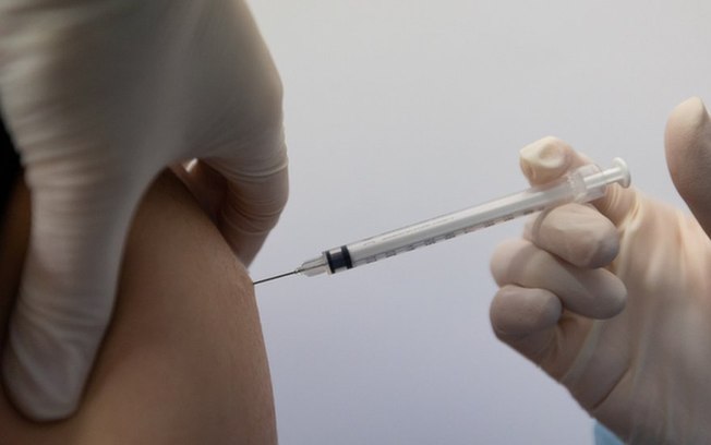 2 anos de vacinas contra covid: o que aprendemos sobre resultados e efeitos colaterais
