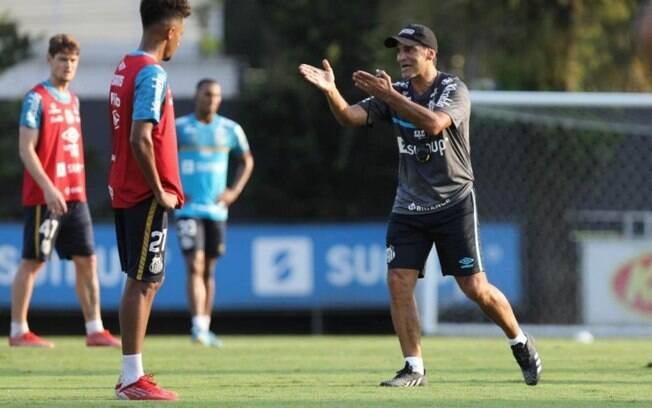 Fabián Bustos cobra velocidade em treinos intensos do Santos