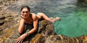 Juliana Paes esbanja beleza ao posar de biquíni em Fernando de Noronha