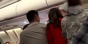 VÍDEO: passageiros trocam socos após confusão em avião