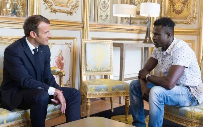  'Homem-aranha' imigrante Mamoudou Gassama se encontrou com o presidente Macron e ganhou cidadania francesa
