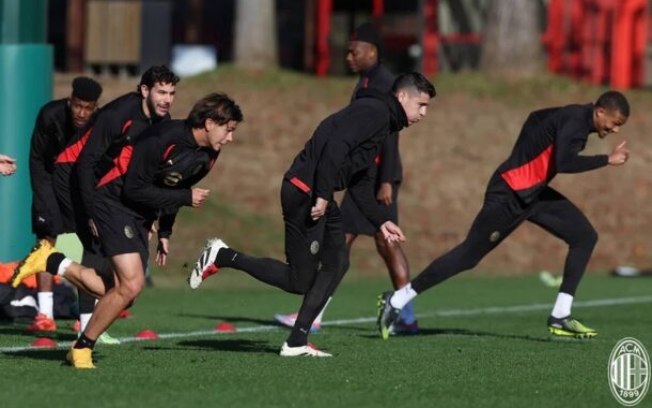 Jogadores do Milan durante treinamento da equipe