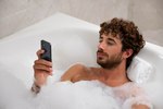 Celular no banho? Saiba o que pode acontecer com ele e com você