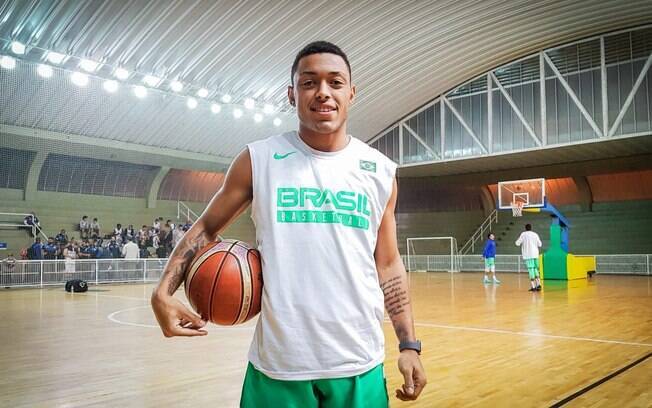Yago Mateus, de 19 anos, é armador da seleção brasileira de basquete