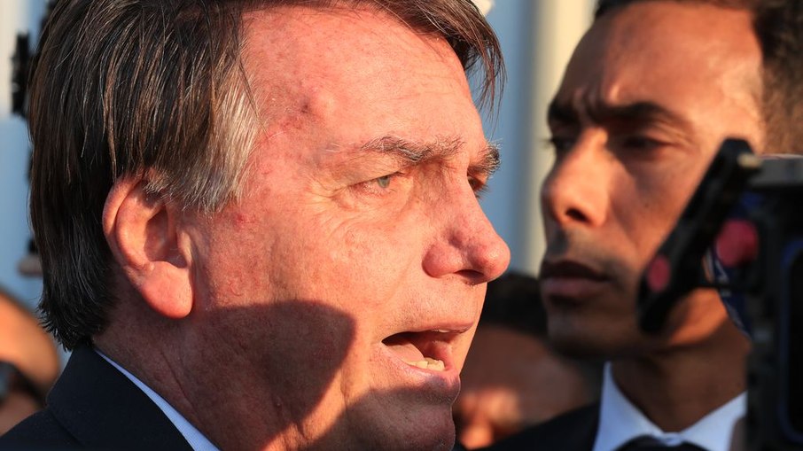 Ex-presidente Jair Bolsonaro na saída do Senado federal após visitar seu filho e senador Flávio Bolsonaro