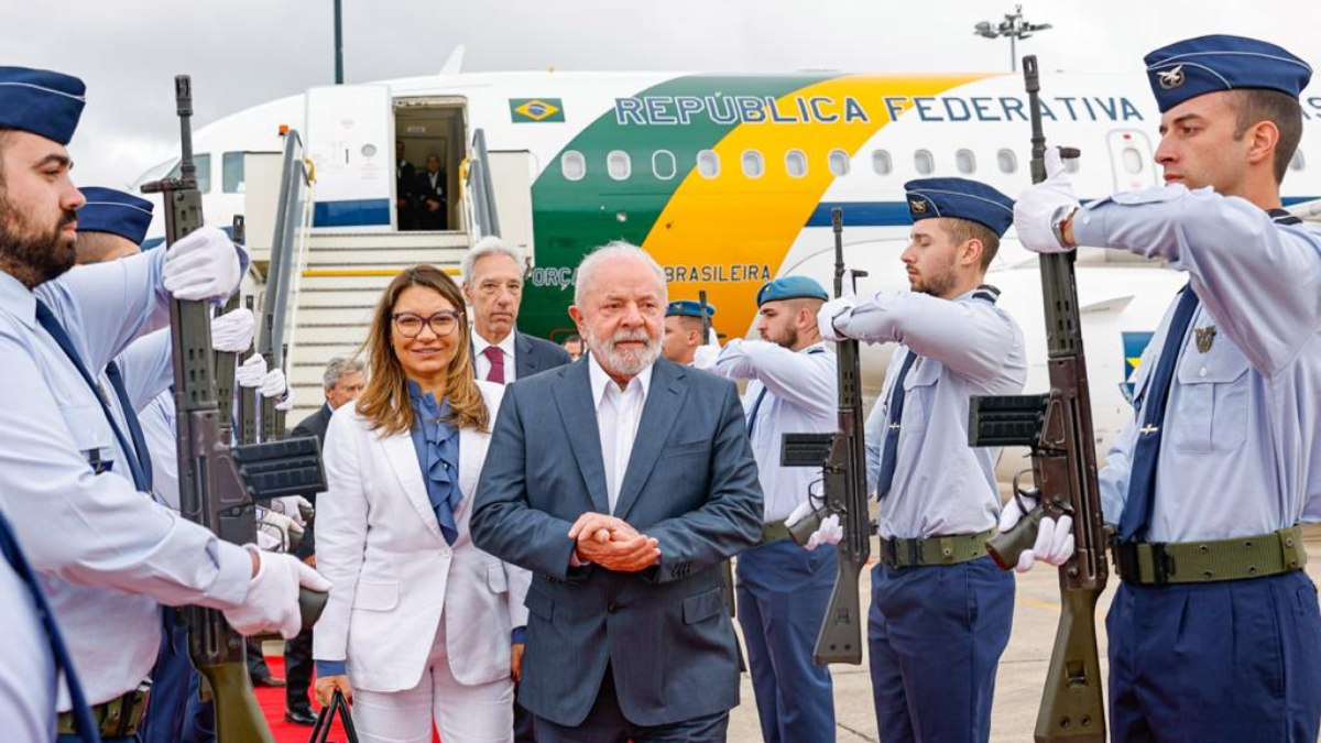 Lula desembarcando em Portugal nesta sexta-feira (21)