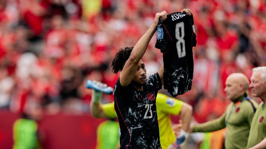 Saliba homenageando Koné