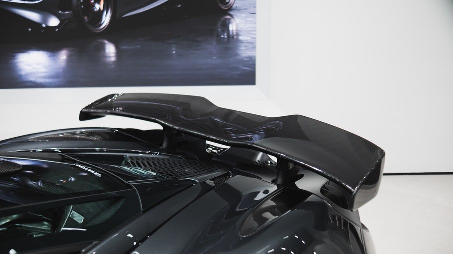 High Downforce Kit inclui aerofólio traseiro elevado em fibra de carbono e componentes aerodinâmicos exclusivos High Downforce Kit inclui aerofólio traseiro elevado em fibra de carbono e componentes aerodinâmicos exclusivos