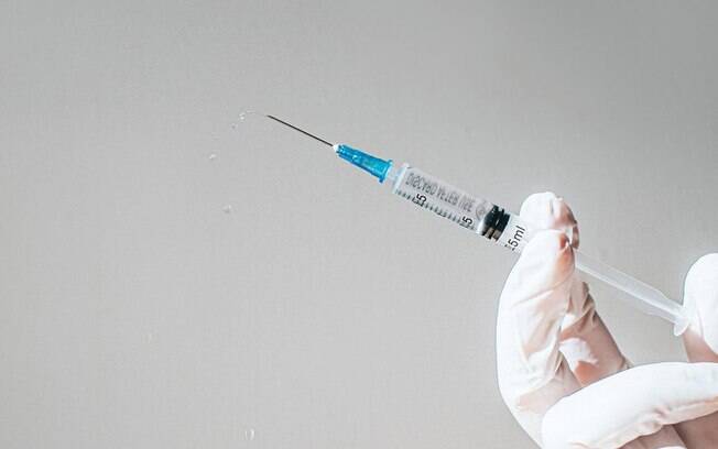 Médico morre após receber vacina da Pfizer contra Covid-19, diz jornal