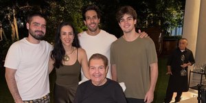 De cadeira de rodas, Faustão faz rara aparição ao lado dos filhos