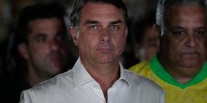Flávio altera rota para buscar reversão da derrota
