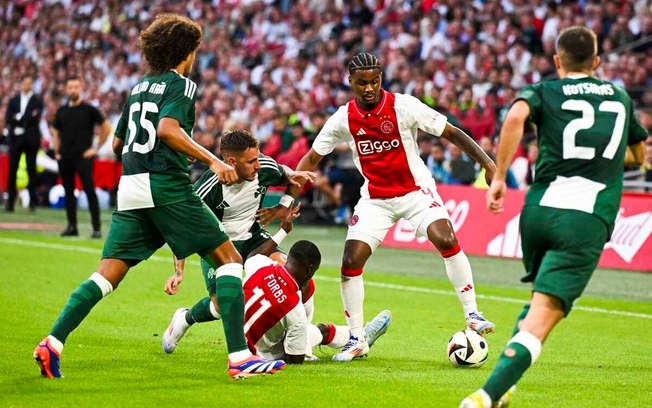 Jogadores de Ajax e Panathinaikos em disputa de bola na fase preliminar da Liga Europa