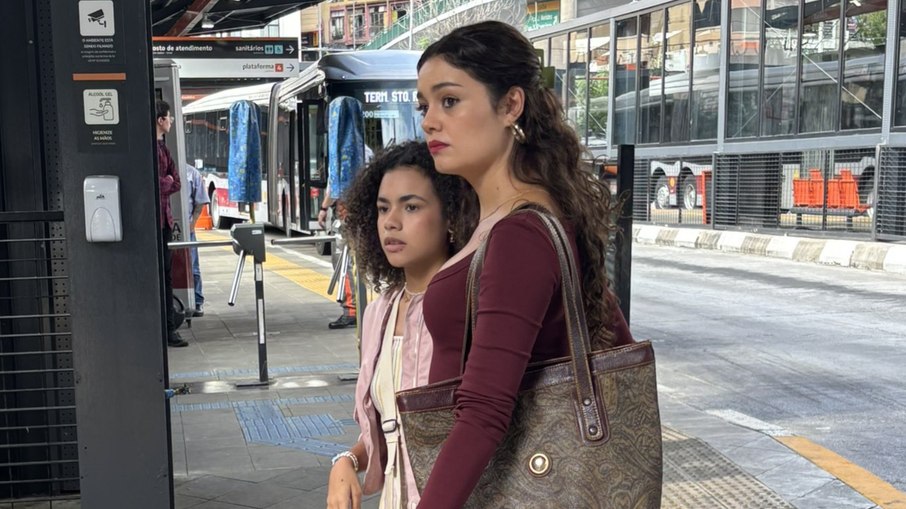 Sophie Charlotte e Alana Cabral nas gravações de 'Três Graças' - Foto: Reprodução 
