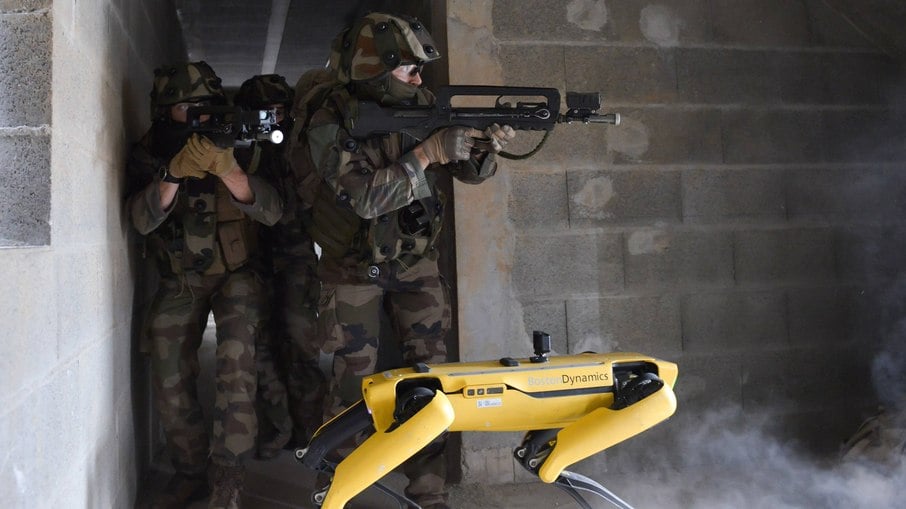 Cachorro-robô da Boston Dynamics em prática do Exército da França