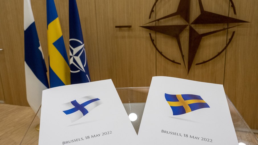 Cartas oficiais de pedido de adesão à OTAN de Klaus Korhonen (embaixador da Finlândia acreditado na OTAN) e Axel Wernhoff (embaixador da Suécia acreditado na OTAN)