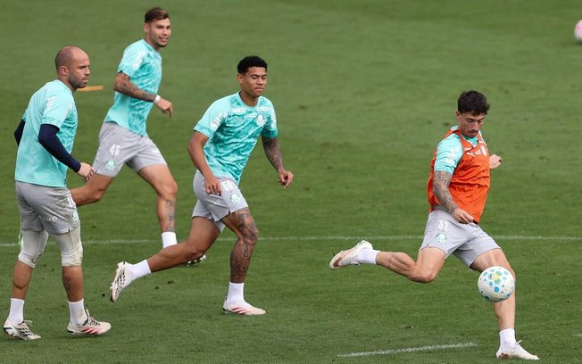 Lucas Evangelista e Barboza em treino do Palmeiras