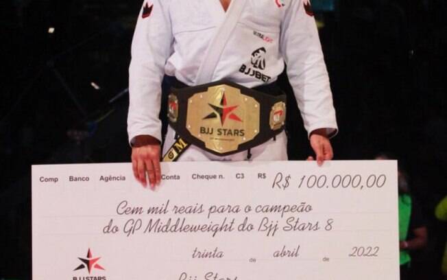 Mica Galvão passa por Lo e finaliza Hulk na final do GP do BJJ Stars 8 Mica Galvão passa por Lo e finaliza Hulk na final do GP do BJJ Stars 8