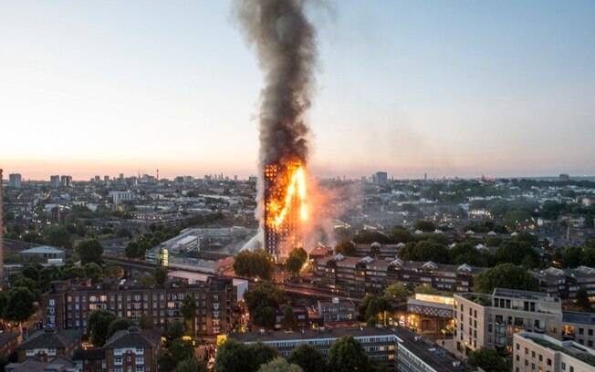 Incêndio ocorrido durante a madrugada da última quarta-feira (14) tomou quase todos os andares de prédio em Londres