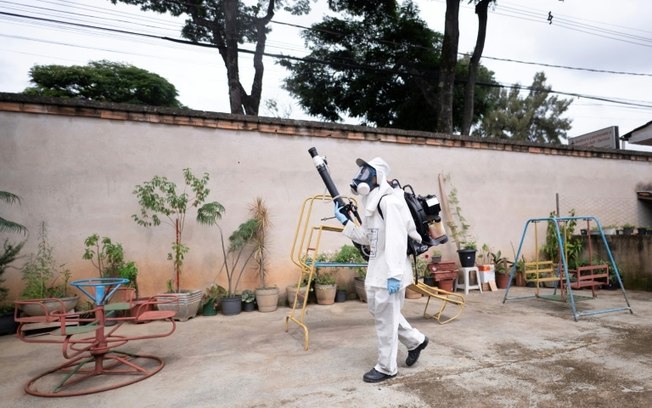 Agente de saúde faz fumigação contra o mosquito Aedes aegypti, vetor dos vírus da dengue, Zika e Chikungunya, em Contagem, Brasil, em 2 de fevereiro de 2024