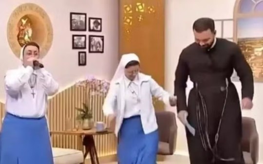 Freiras e padre viralizam ao dançarem em programa de televisão