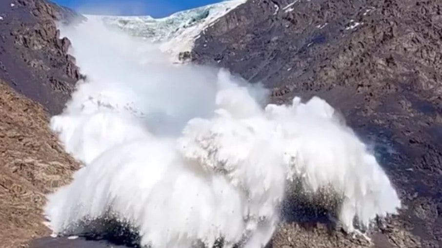 Harry Shimmin filmou a avalanche se aproximando até o último segundo antes de se abrigar