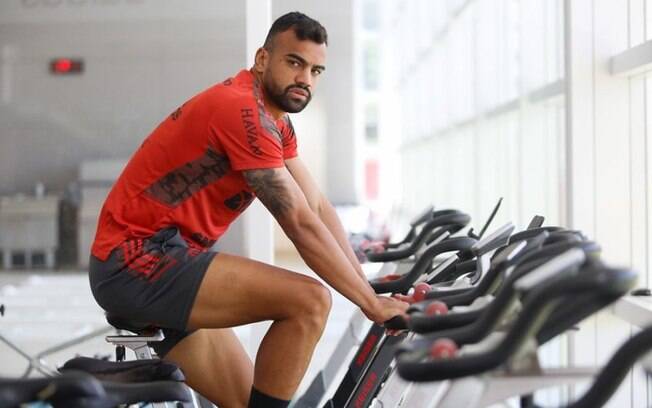Zagueiro do Flamengo se manifesta após passar por cirurgia no pé esquerdo