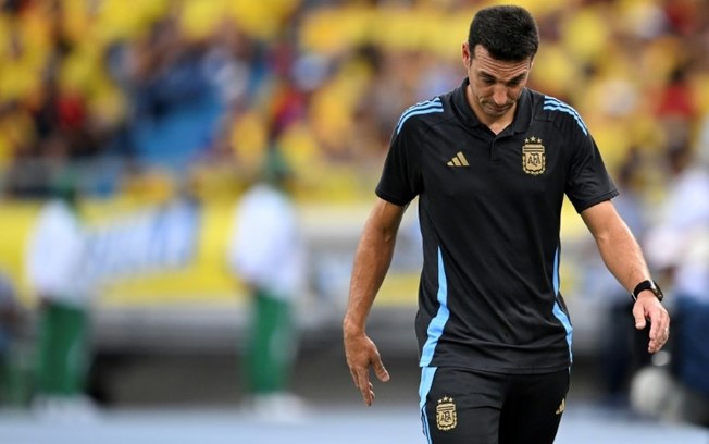 O técnico da Argentina, Lionel Scaloni, durante a partida das eliminatórias sul-americanas da Copa do Mundo de 2026 entre Colômbia e Argentina, no Estádio Metropolitano Roberto Meléndez, em Barranquilla, Colômbia, em 10 de setembro de 2024.