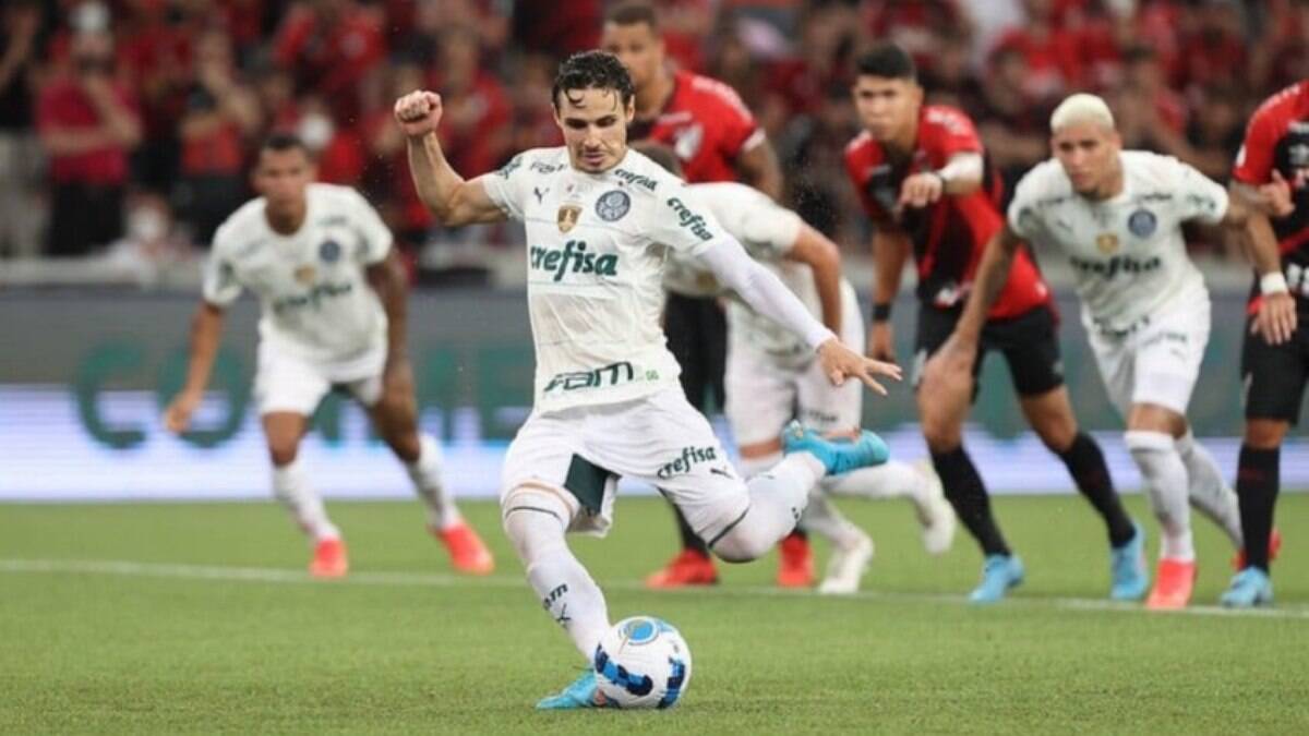 'Meteram a mão no Athletico', diz Neto após pênalti marcado para o Palmeiras na Recopa
