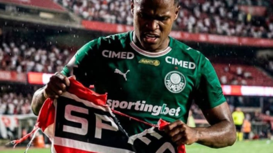 Torcida do São Paulo se irrita com montagem de Árias rasgando bandeira do São Paulo