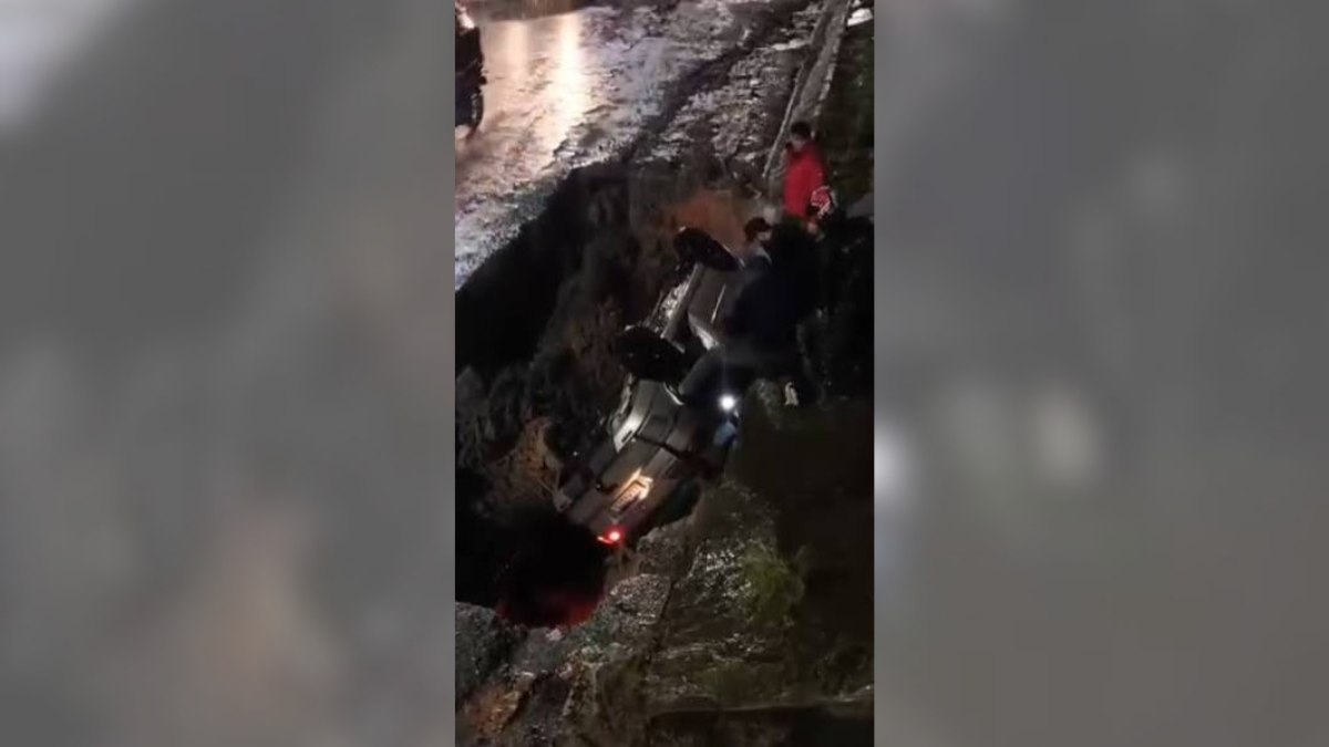 Cratera engole carro durante chuva forte em Ribeirão Pires Cratera engole carro durante chuva forte em Ribeirão Pires