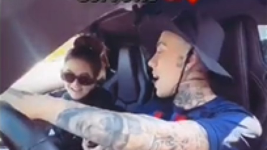 MC Daniel postou um vídeo andando de Corvette com Mel Maia