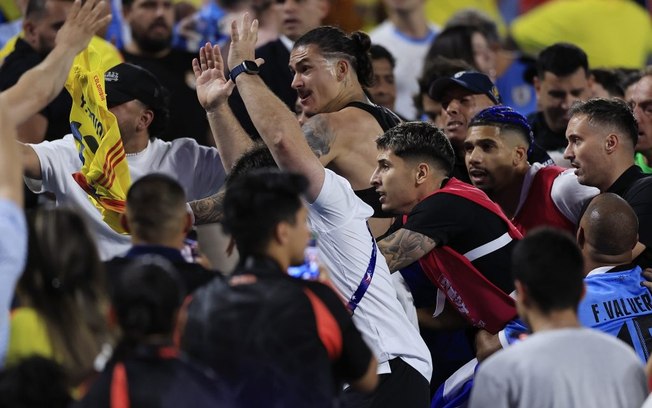 Darwin Núñez troca socos com torcedores após classificação da Colômbia