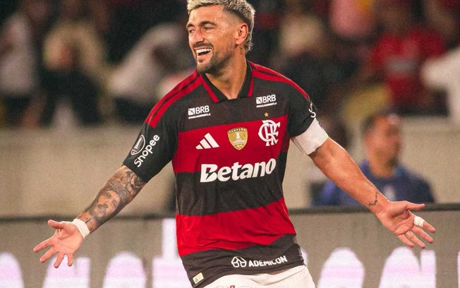 Arrascaeta comemora com Pedro e demais companheiros