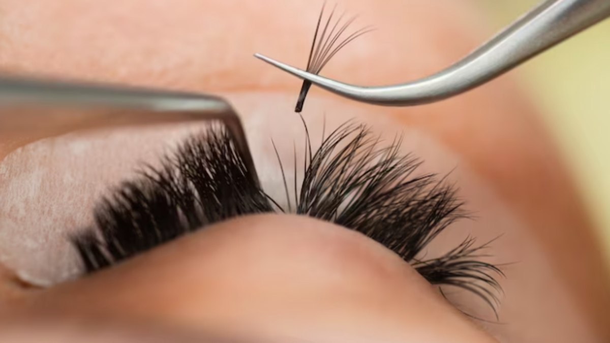 Jovem australiana sofre lesões na córnea após procedimento de extensão de cílios