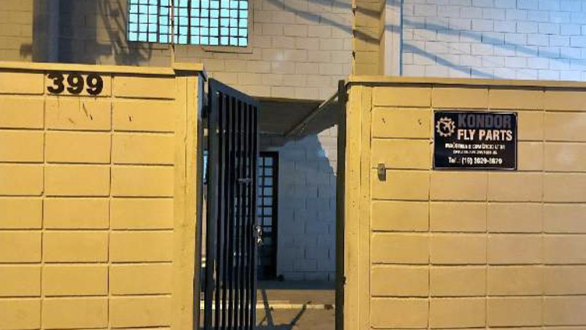 Entrada da fábrica Kondor Fly localizada na Avenida Dirceu Dias Carneiro, número 339, no Distrito Industrial de Santa Bárbara d'Oeste (SP), onde eram fabricadas clandestinamente ghost guns. Entrada da fábrica Kondor Fly localizada na Avenida Dirceu Dias Carneiro, número 339, no Distrito Industrial de Santa Bárbara d'Oeste (SP), onde eram fabricadas clandestinamente ghost guns.