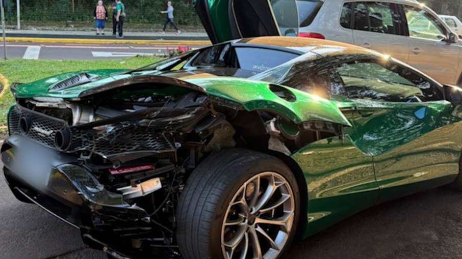 McLaren Artura 2024 fica com lateral destruída McLaren Artura 2024 fica com lateral destruída