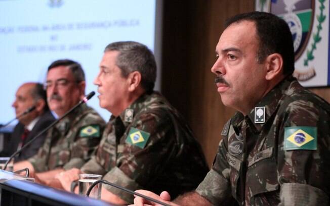 Secretário de Segurança, general Richard Fernandez Nunes (dir.), ao lado do líder da intervenção federal Braga Netto e de Mauro Sinott