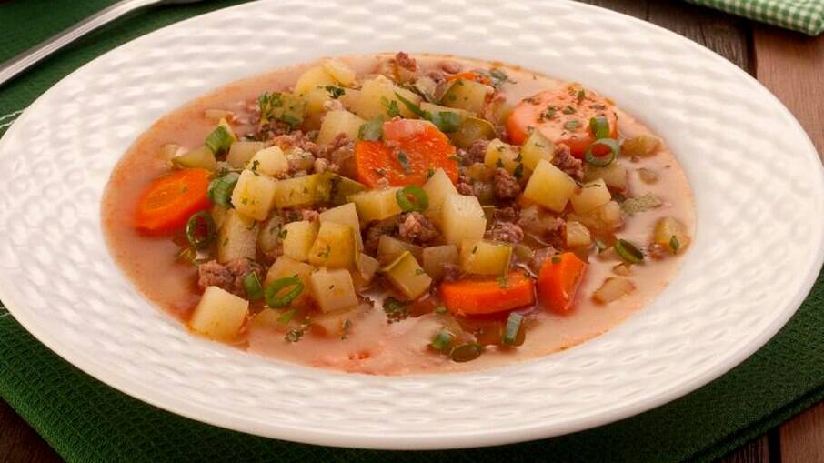 Uma sopa de carne com legumes é ideal para o tempo mais frio