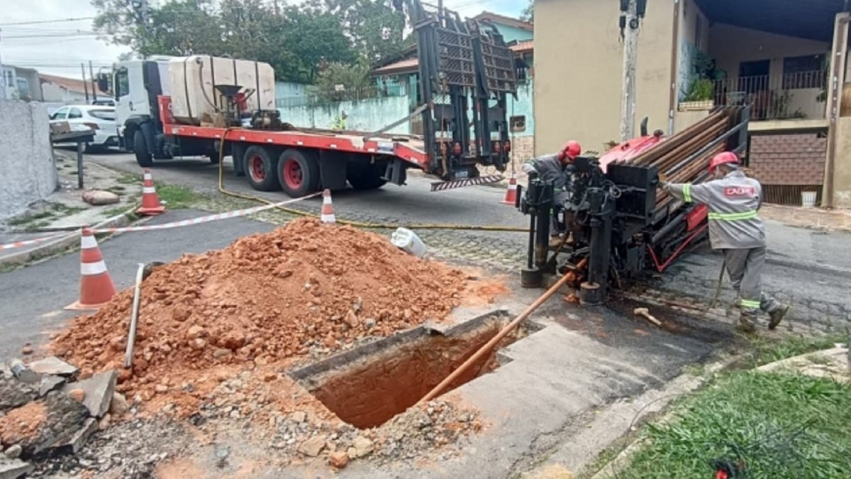 Equipe realiza perfuração do solo para instalação dos novos canos