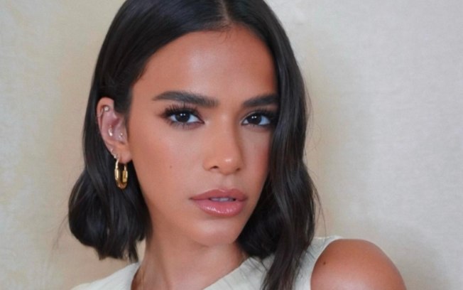 Bruna Marquezine chama atenção com vestido de escamas de couro