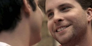Matheus Solano e Thiago Fragoso relembram beijo gay em novela: "Grito de gol"