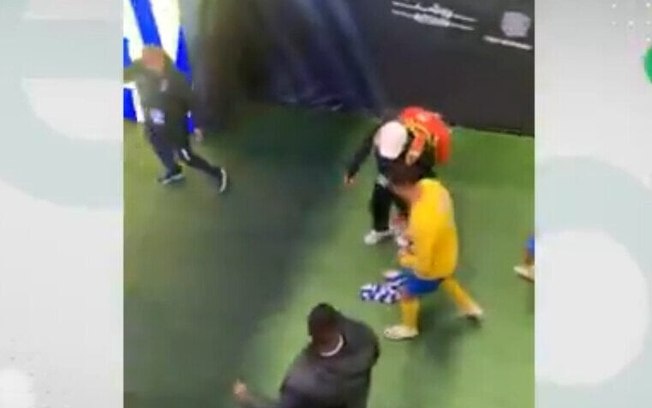 Cristiano Ronaldo esfrega bandeira do Al-Hilal nas partes íntimas após ser provocado - Foto: Reprodução