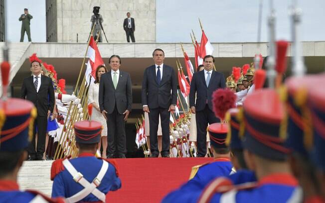 Presidente caminhou pelo tapete vermelho em meio a militares, ao lado de EunÃ­cio Oliveira e Rodrigo Maia. Foto: Jefferson Rudy/AgÃªncia Senado - 1.1.19