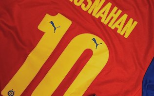 Atriz de Hollywood vaza imagem da nova camisa do Bahia