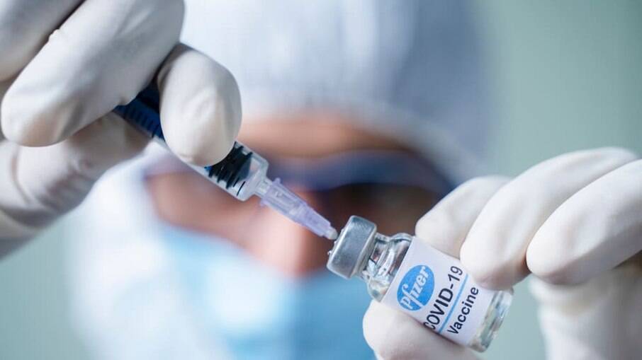 Vacina da Pfizer será aplicada em gestantes que receberam a primeira dose da AstraZeneca